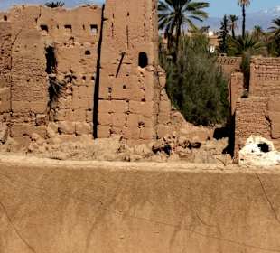 Blick zu den Nebengebäudeteilen