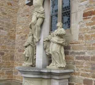 Kreuzigungsgruppe vor dem „Steigerwald-Dom“