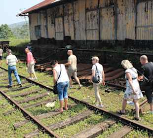 Touristen verlassen den Zug