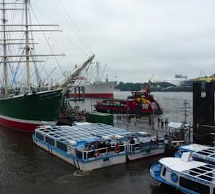 Rickmer Rickmers mit Barkassen