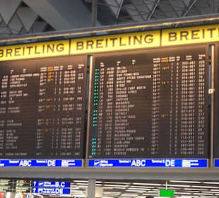 Abflugtafel im Terminal