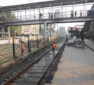 Gleisreinigung im Bahnhof Varanasi JN