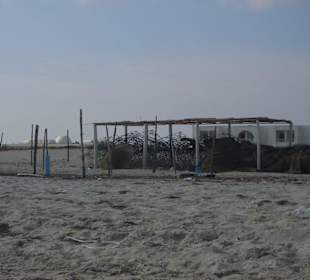 Verfallene Anlagen am öffentlichen Strand