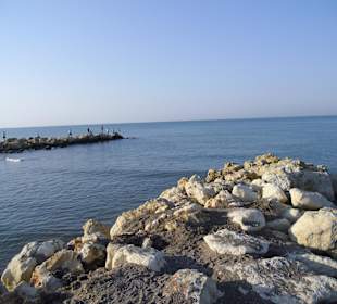 Felsen vor dem kleinen Fluß