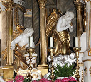 Figuren an den Altären