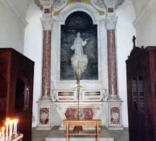 Seitenaltar in den Kapellen des Langschiffes