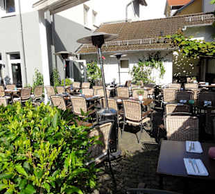 Außenplätze des Restaurant Ilyssia