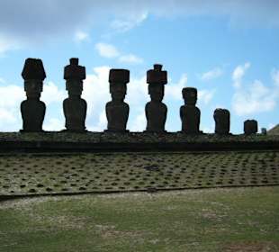 Моаи с острова Пасхи.