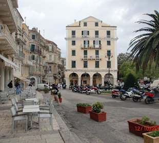 Durch die Strassen von Korfu Stadt