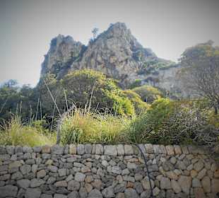 Rechts und links Berggipfel