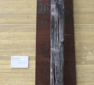 Der Guericke-Pfahl vor der Lukasklause