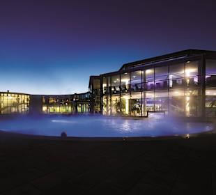 Außenbecken bei Nacht