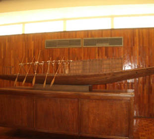 Die Sonnenbarke als Model im Museum