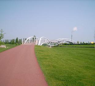 Brücke über die Straße in der Nähe des Rheins