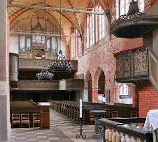 Blick vom Altar zur Orgelempore