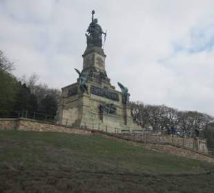 Am Denkmal am Niederwald