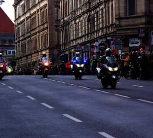 Anfang mit Polizeieskorte