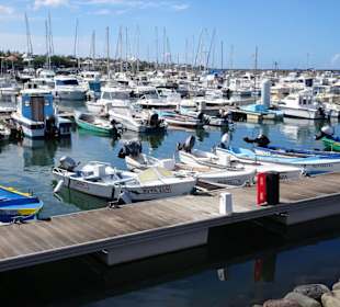 Spaziergang durch den Yachthafen von Saint-Pierre