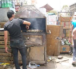 Gräucherter frischer fisch auf dem markt