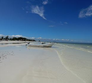 Weg am Strand vom Hotel zum Dorf