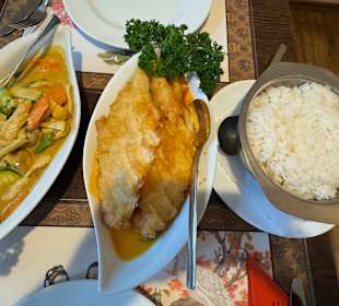 Gai Phat Erdnuss und Mango Curry