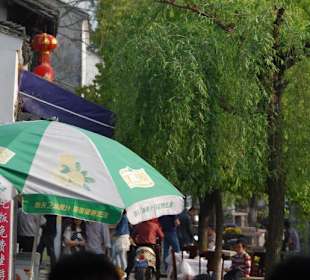 Sonnenschirm vorm Restaurant