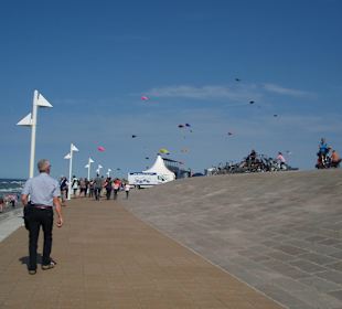Die schöne Promenade mit vielen Bänken