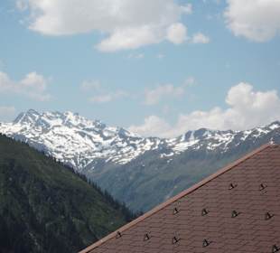Blick über die Dächer der Bizulalpe in die Bergwel