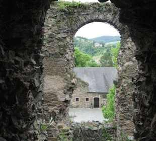 Blick durch den Turm auf den Innenhof
