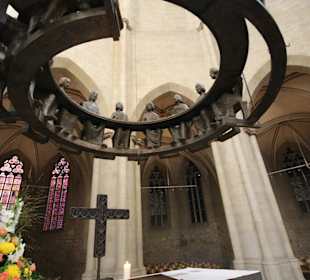 Abendmahlsgruppe über dem Altar 