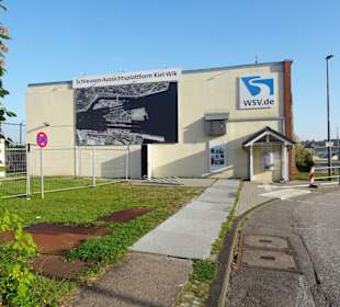 Das Gebäude der Aussichtsplattform an der Schleuse