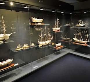 In der Schatzkammer des IMM mit Elfenbeinmodellen