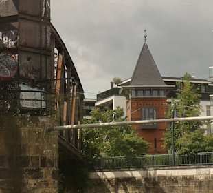 Blick von der Elbe zum Wasserturm an der Hubbrücke