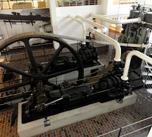 Alte Dampfmaschine zur Eisherstellung