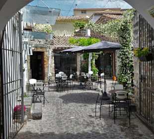 Der Innenhof der Bar Yesterday