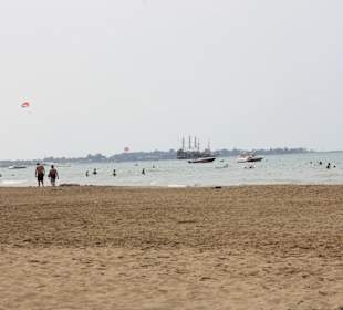 Feiner Sandstrand, flach abfallend