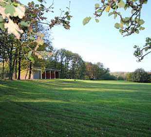 Wald umsäumte Fairways
