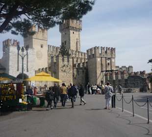 Vor den Stadtmauern von Sirmione