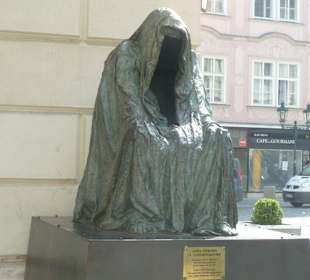 "Пустая ряса" работы Анны Хроми