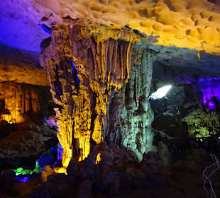 Verschieden Steinformationen in der Höhle
