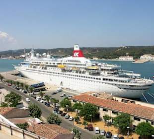 Kreuzfahrtschiff im Hafen von Mahon