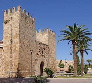 Das Tor ist Teil der Stadtmauer