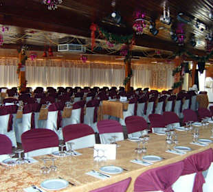 Der große Saal ist gedeckt für den Abend!