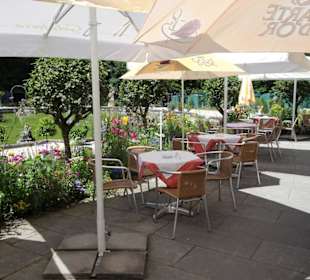 Café-Plätze an der Orangerie des Neuen Schlosses