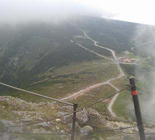 Pohled ze Sněžky na Slezský dům a Obří důl