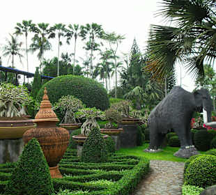 Garden mit Plastiktieren