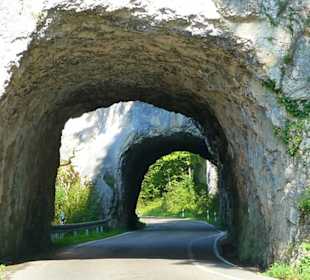 Einer der vielen Felsdurchbrüche im Straßenverlauf