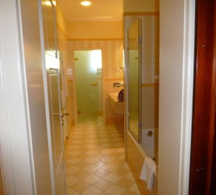 Bad und abgetrennte Toilette