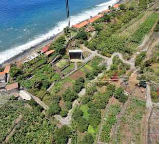 Blick aus der Seilbahn auf die Fajã dos Padres