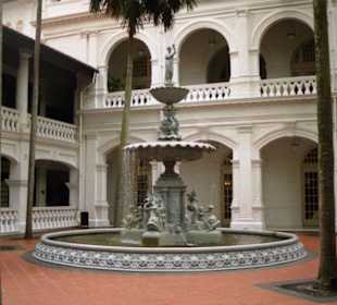 Verzierter Brunnen im Innenhof